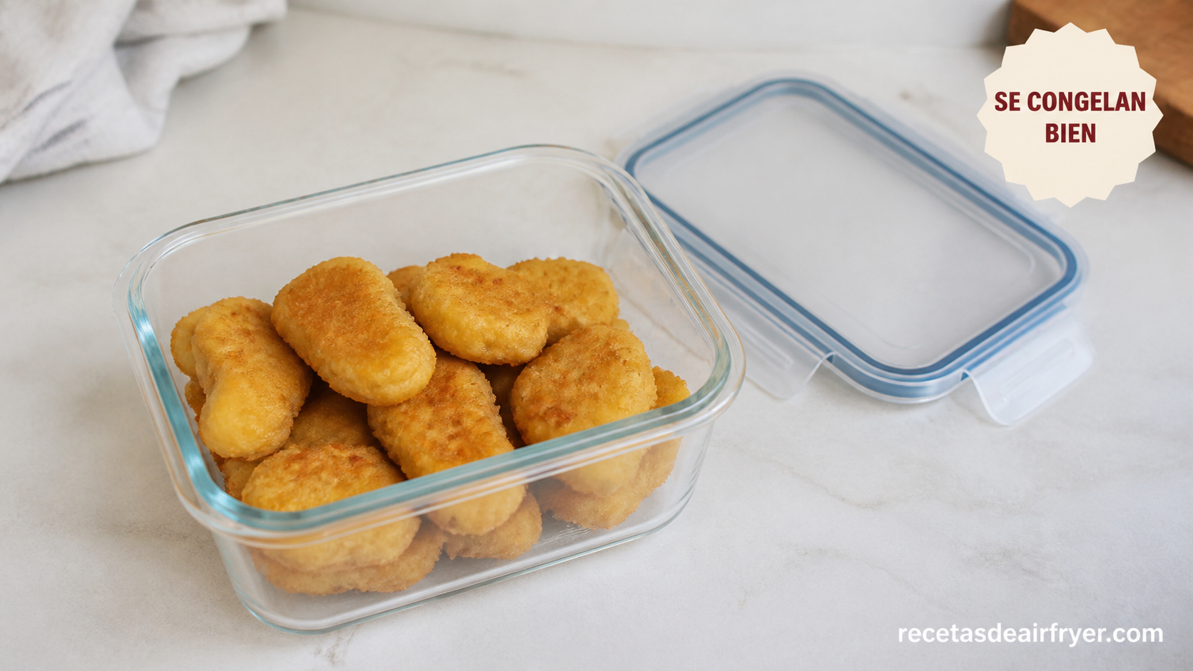 Nuggets de pollo cocinados guardados en un recipiente hermético
